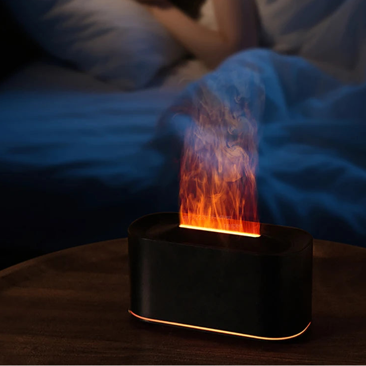 Diffuseur d’huiles essentielles effet flamme sur table de nuit, ambiance détente